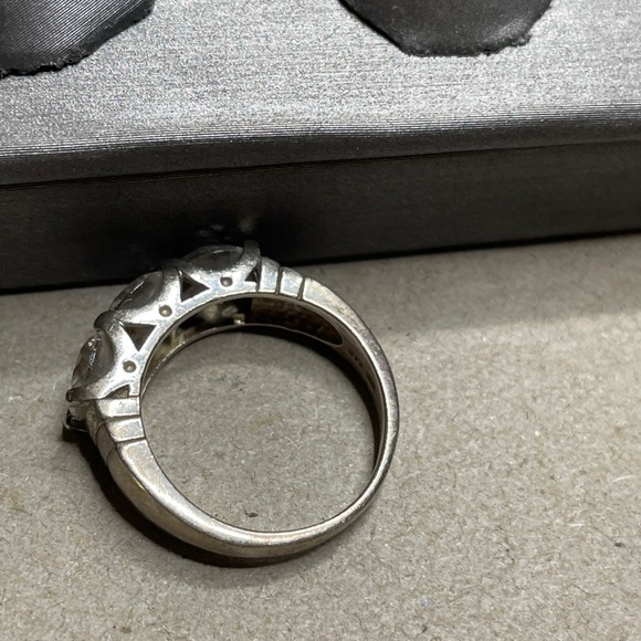 2.53 Carat Tw quartz or better sterling silver triple stone size 7 ring. - Picture 9 of 16